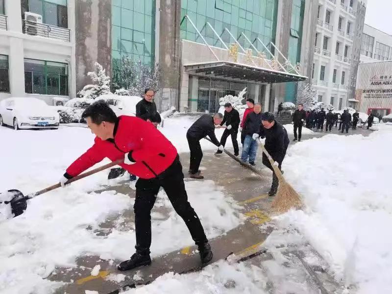 扫雪保畅通，宅男在线视频APP暖意浓