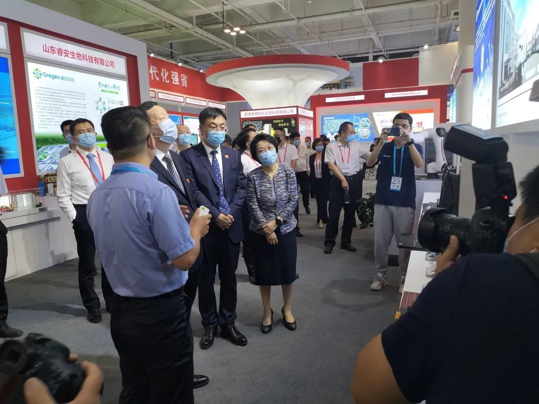 山东省长周乃翔莅临第二十八届兰洽会亚萨合莱宅男在线视频APP五金展位调研指导